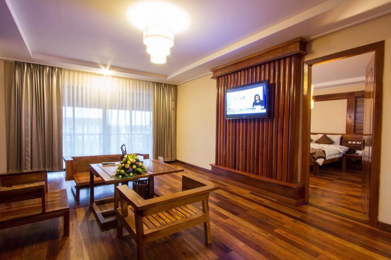 Royal Empire Premium Hotel Siem Reap Exterior foto