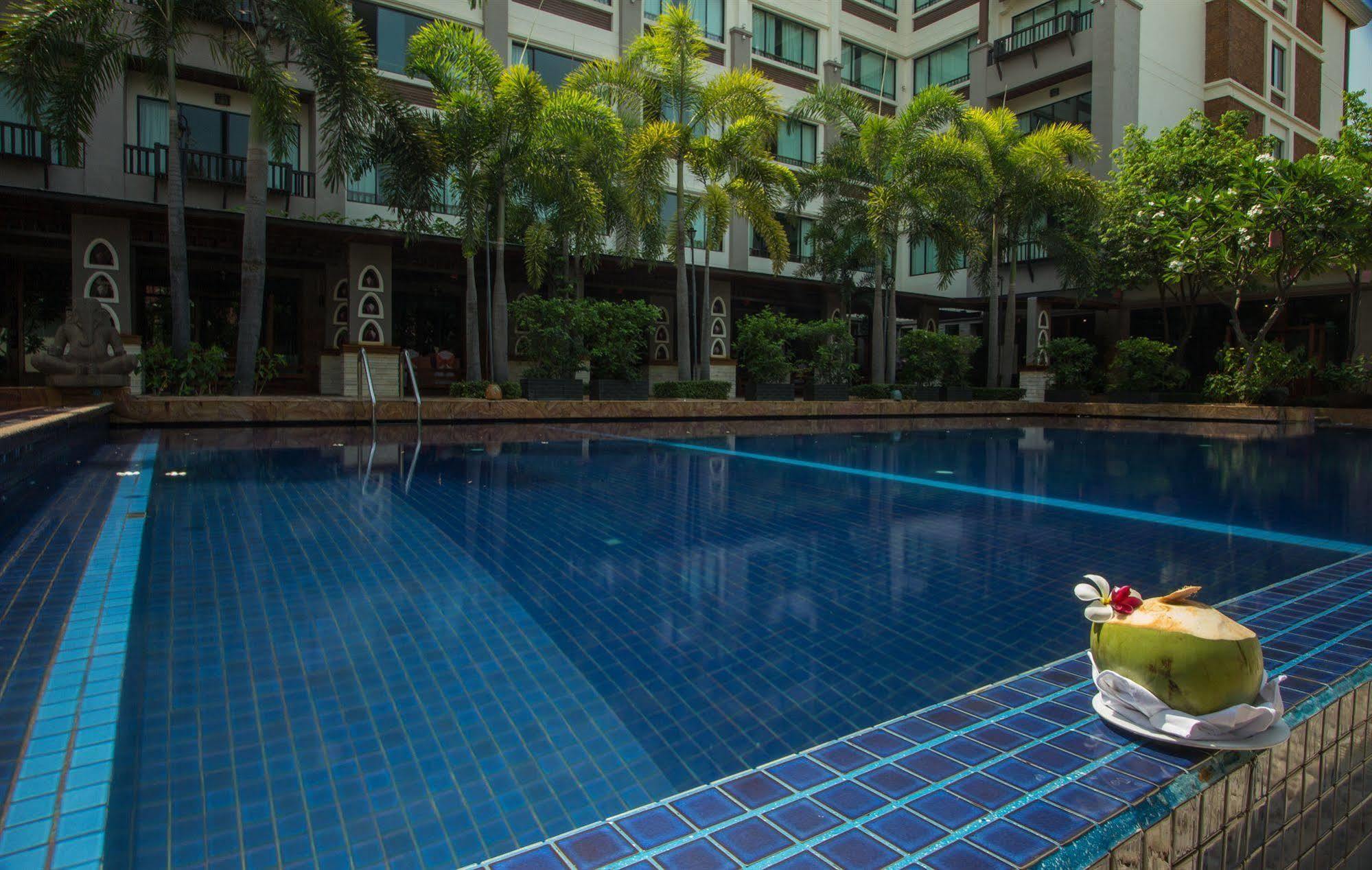 Royal Empire Premium Hotel Siem Reap Exterior foto
